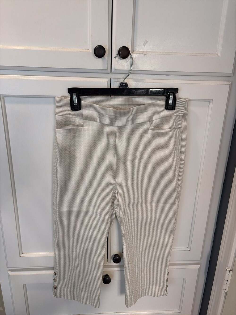 Chico's Size 0 (US4) Cream Striped Pull-On Crop Pants with Button Detail